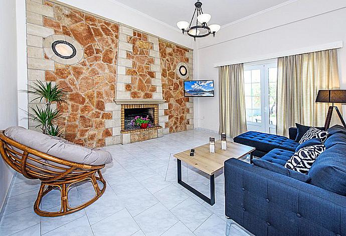 Living area with fire place . - Platanias Villa Spyros . (Galería de imágenes) }}