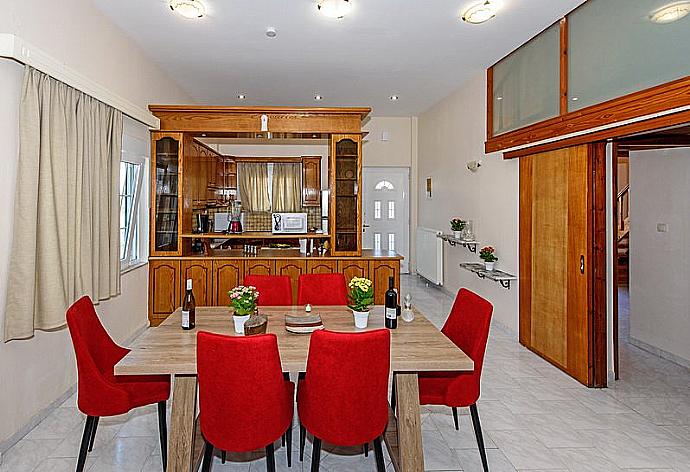 Open-plan living room with sofa, dining area, kitchen . - Platanias Villa Spyros . (Galería de imágenes) }}