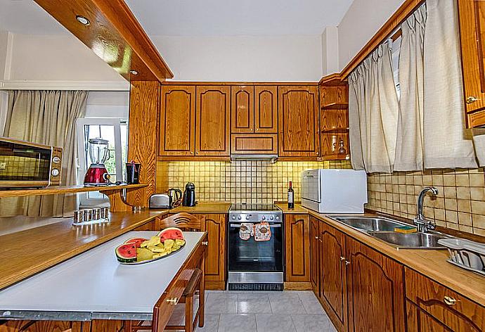 Open-plan living room with sofa, dining area, kitchen . - Platanias Villa Spyros . (Fotogalerie) }}