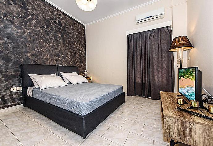 Double bedroom . - Platanias Villa Spyros . (Галерея фотографий) }}