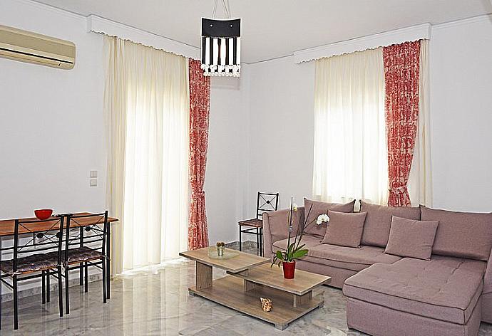 Open-plan living room with sofa, dining area, kitchen . - Platanias Villa Spyros . (Galería de imágenes) }}