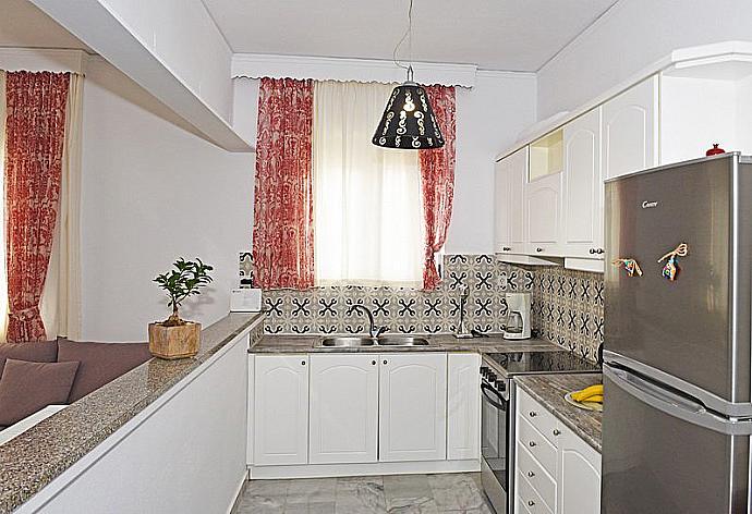 Open-plan living room with sofa, dining area, kitchen . - Platanias Villa Spyros . (Fotogalerie) }}