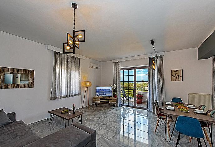 Open-plan living room with sofa, dining area, kitchen . - Platanias Villa Spyros . (Galleria fotografica) }}