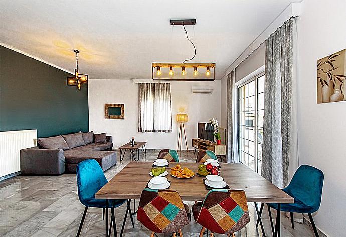 Open-plan living room with sofa, dining area, kitchen . - Platanias Villa Spyros . (Fotogalerie) }}