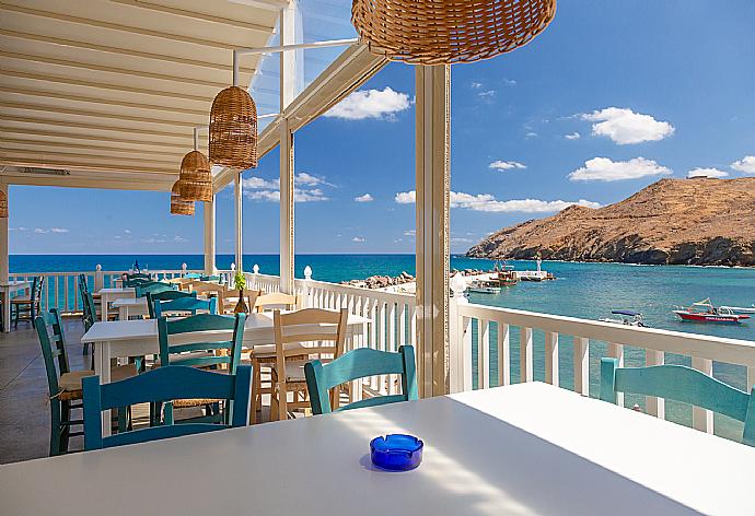 Local taverna . - Platanias Villa Spyros . (Galería de imágenes) }}