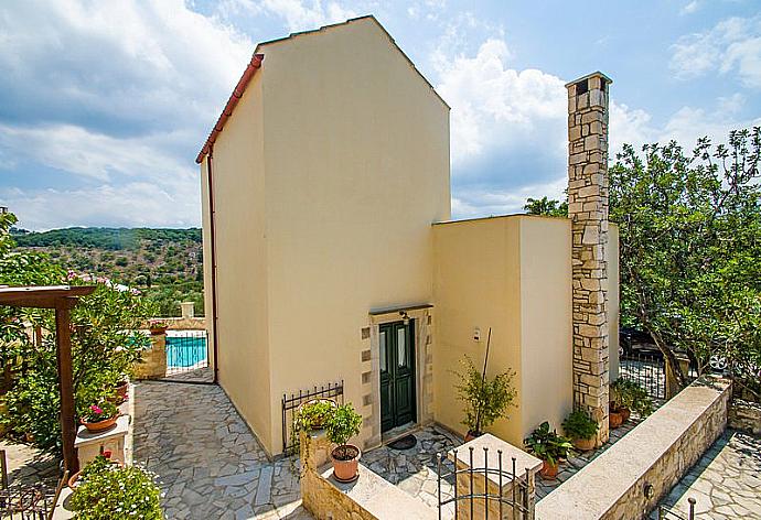 Entrance of the villa  . - Villa Helianthos 1 . (Fotogalerie) }}