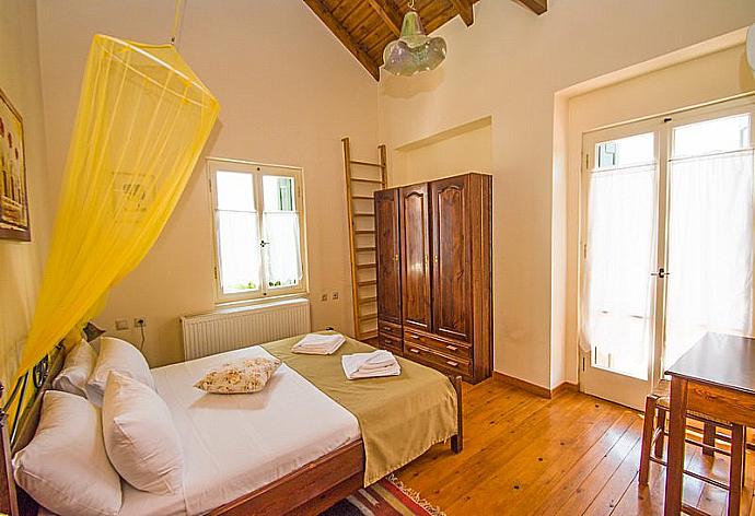 Bedroom with double bed and twin bed on mezzanine, and A/C . - Villa Helianthos 1 . (Fotogalerie) }}