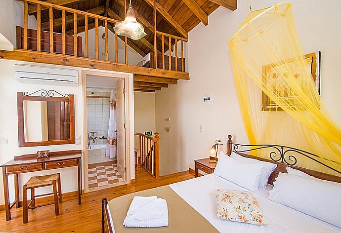 Bedroom with double bed and twin bed on mezzanine, and A/C . - Villa Helianthos 1 . (Fotogalerie) }}