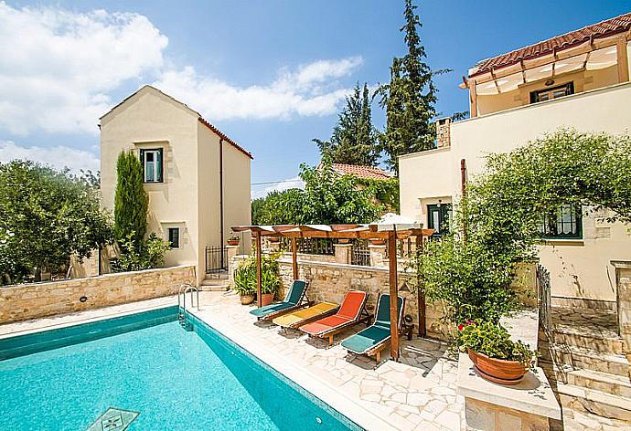 Beautiful Villa with private pool . - Villa Helianthos 2 . (Fotogalerie) }}