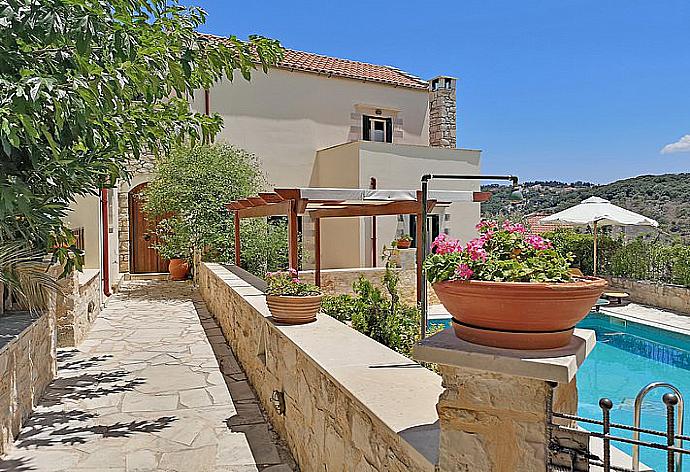 Beautiful Villa with private pool . - Villa Helianthos 2 . (Fotogalerie) }}