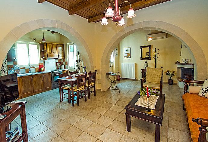 Living room with dining area and kitchen  . - Villa Helianthos 2 . (Galerie de photos) }}