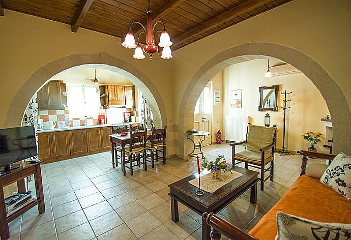 Living room with dining area and kitchen  . - Villa Helianthos 2 . (Galerie de photos) }}