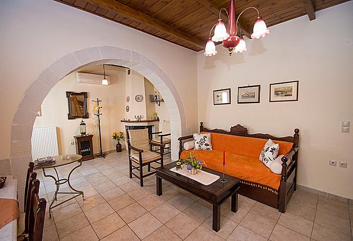 Living room with dining area and kitchen  . - Villa Helianthos 2 . (Fotogalerie) }}