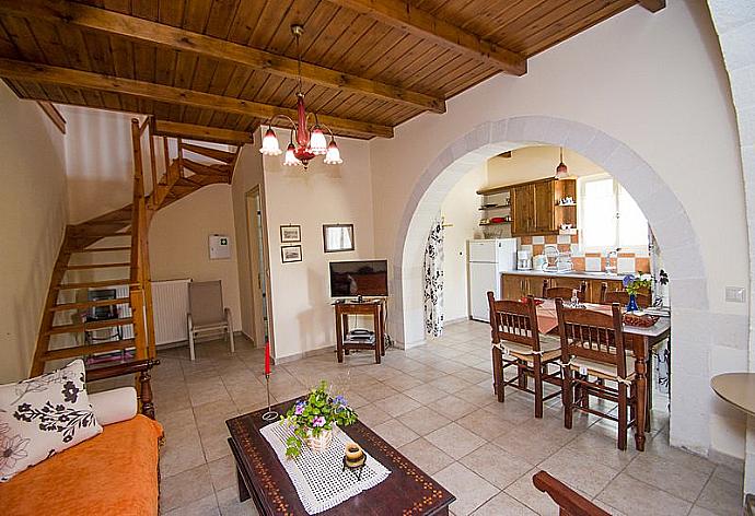 Living room with dining area and kitchen  . - Villa Helianthos 2 . (Galerie de photos) }}