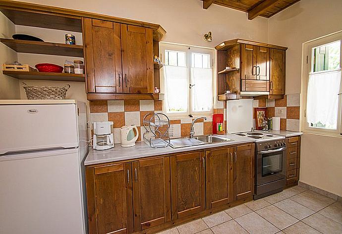 Kitchen  . - Villa Helianthos 2 . (Fotogalerie) }}