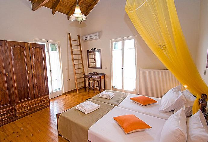 Double bedroom . - Villa Helianthos 2 . (Photo Gallery) }}