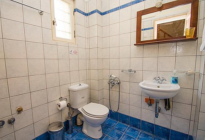 Bathroom . - Villa Helianthos 2 . (Photo Gallery) }}
