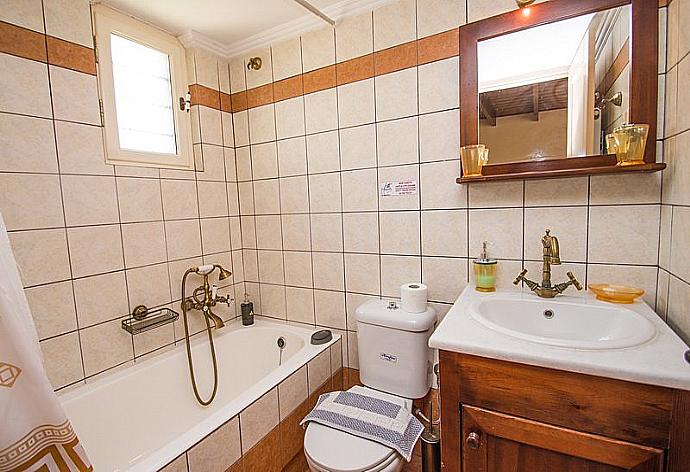 Bathroom . - Villa Helianthos 2 . (Galerie de photos) }}