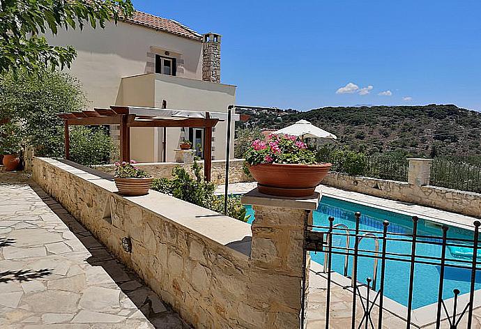 Beautiful villa with private pool and terrace  . - Villa Helianthos 3 . (Galerie de photos) }}