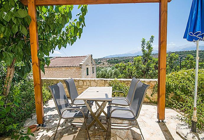 Sheltered outdoor dining  . - Villa Helianthos 3 . (Photo Gallery) }}