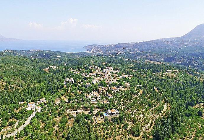 Aerial view of Villa . - Villa Helianthos 3 . (Fotogalerie) }}