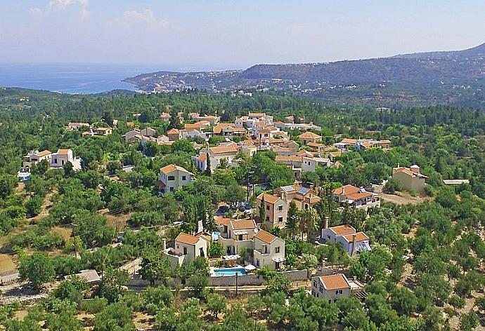 Aerial view of Villa . - Villa Helianthos 3 . (Fotogalerie) }}