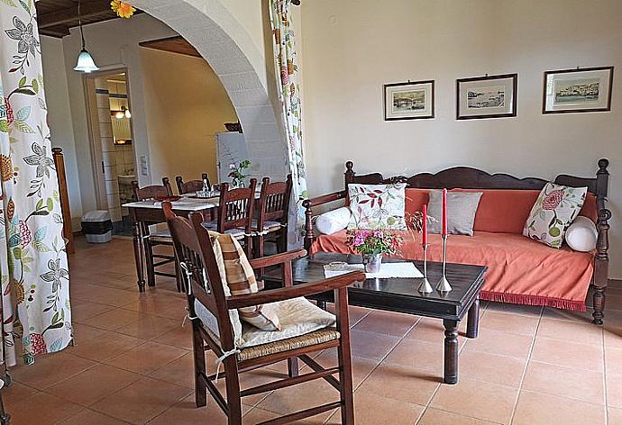 Living room with dining area  . - Villa Helianthos 3 . (Galerie de photos) }}