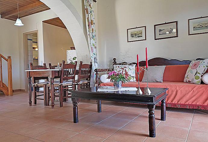 Living room with dining area  . - Villa Helianthos 3 . (Fotogalerie) }}