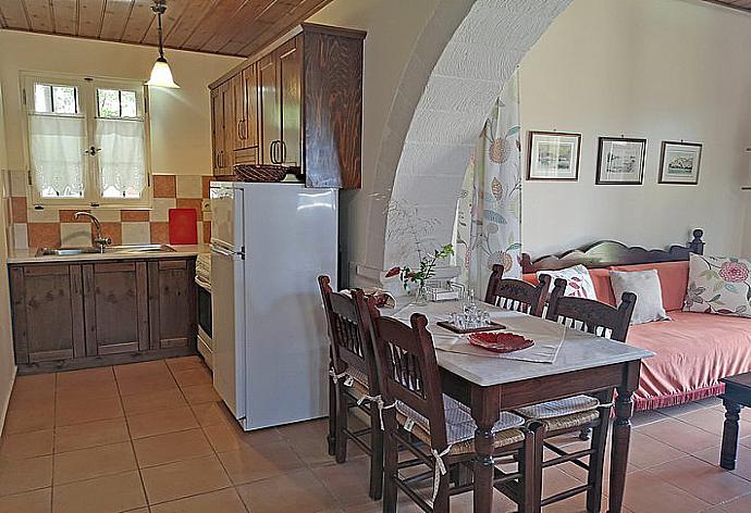 Kitchen with dining area  . - Villa Helianthos 3 . (Fotogalerie) }}