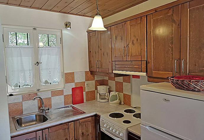 Kitchen with dining area  . - Villa Helianthos 3 . (Галерея фотографий) }}