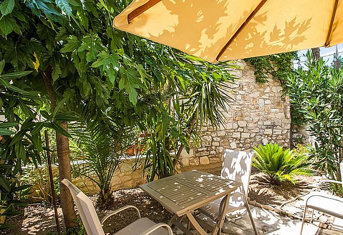 Sheltered outdoor dining  . - Villa Helianthos 3 . (Photo Gallery) }}