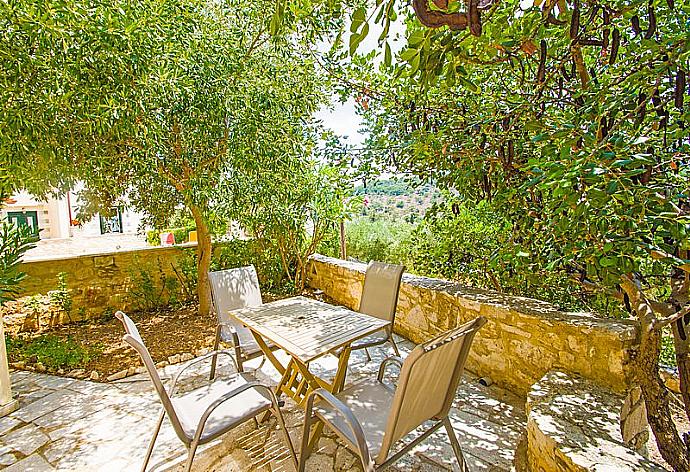 Sheltered outdoor dining  . - Villa Helianthos 3 . (Photo Gallery) }}