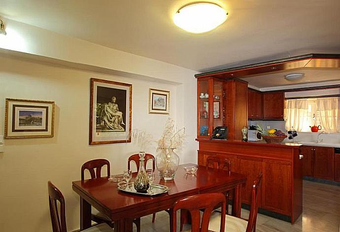 Dining area and kitchen . - Athena Villa . (Fotogalerie) }}