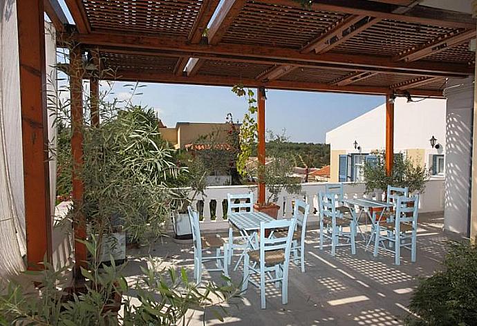 Sheltered outdoor dining  . - Athena Villa . (Galleria fotografica) }}