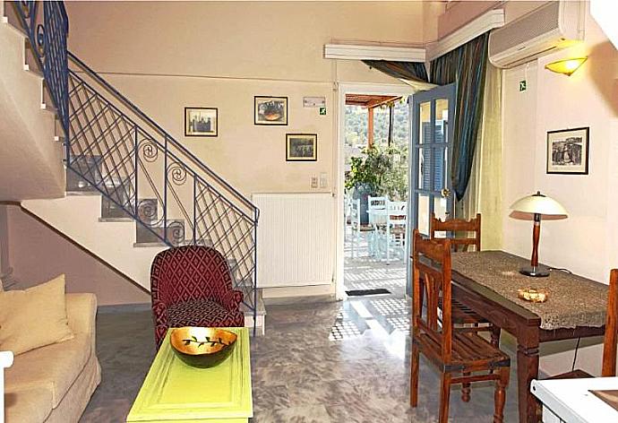 Dining area and kitchen . - Athena Villa . (Fotogalerie) }}