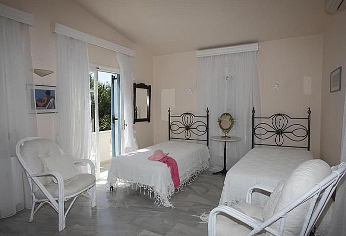 Twin bedroom . - Athena Villa . (Галерея фотографий) }}