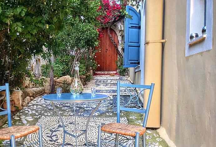 Sheltered outdoor dining  . - Athena Villa . (Galería de imágenes) }}