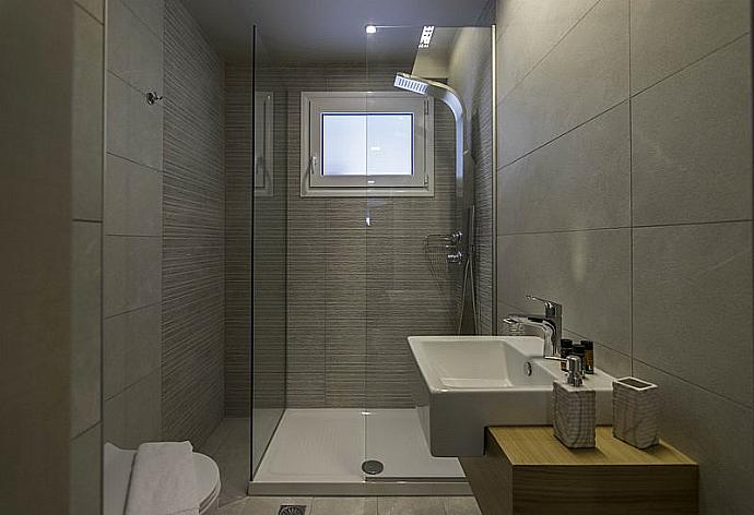 Bathroom with shower . - Sonja Apartment 1 . (Galleria fotografica) }}