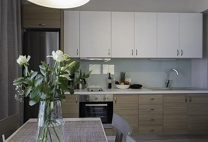 Equipped kitchen and dining area . - Sonja Apartment 1 . (Galería de imágenes) }}