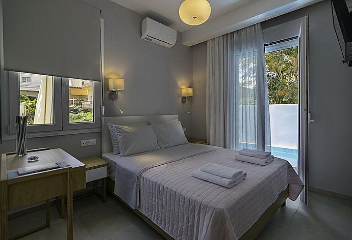 Double bedroom  with pool access . - Sonja Apartment 2 . (Galleria fotografica) }}