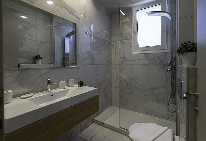 Bathroom with shower . - Sonja Apartment 2 . (Fotogalerie) }}