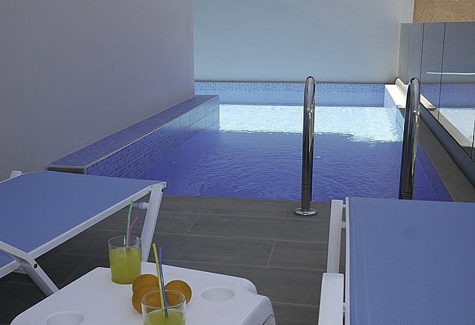 Pool area with sunbeds . - Sonja Apartment 2 . (Galerie de photos) }}