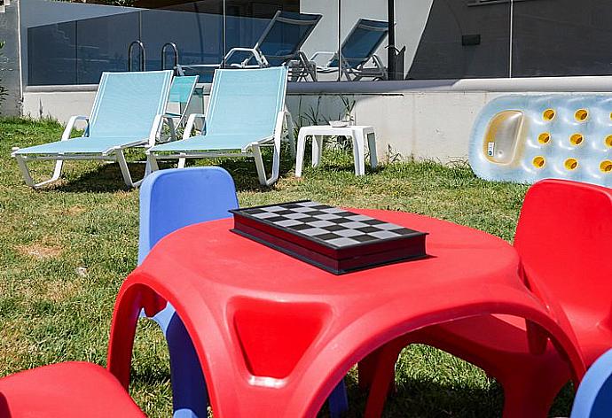 Outdoor area with sunbeds and playground . - Sonja Apartment 2 . (Fotogalerie) }}