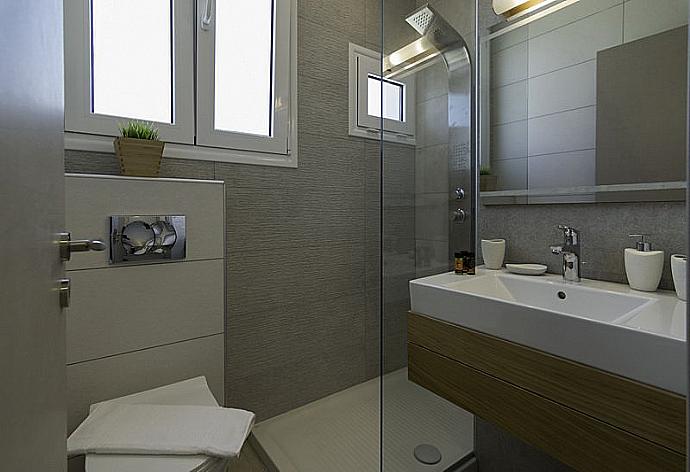 Bathroom with shower . - Sonja Superior Apartment 3 . (Galerie de photos) }}