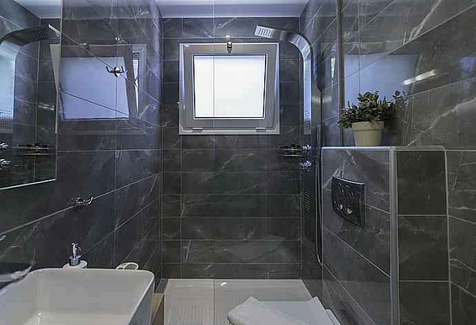 Bathroom with shower . - Sonja Superior Apartment 3 . (Galleria fotografica) }}