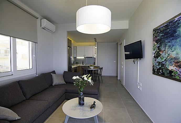 Open -concept living room with kitchen and dining area . - Sonja Superior Apartment 3 . (Fotogalerie) }}