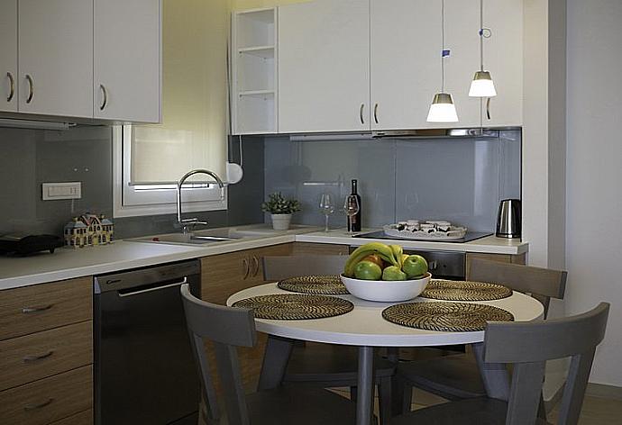 Equipped kitchen with dining area . - Sonja Superior Apartment 3 . (Fotogalerie) }}