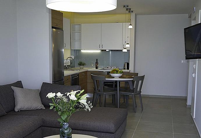 Open -concept living room with kitchen and dining area . - Sonja Superior Apartment 3 . (Fotogalerie) }}