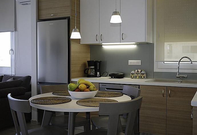 Equipped kitchen with dining area . - Sonja Superior Apartment 3 . (Fotogalerie) }}