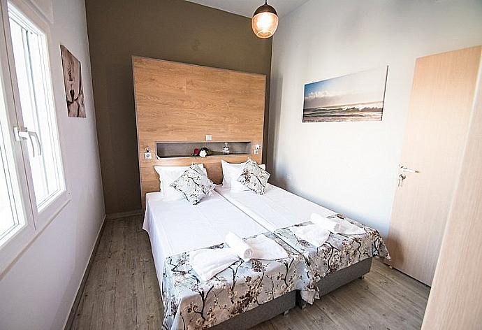 Twin bedroom with A/C . - Mare Civitas Duo Apartment . (Fotogalerie) }}